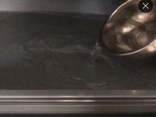 4、软软嫩嫩入口即化的古早蛋糕‼️(抖臀蛋糕⁉️),烤盘中加足量的水,把烤架紧紧贴放在烤盘上面,将他它们一起放进烤箱预热,上下火150度。