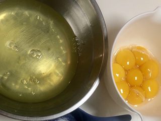 5、软软嫩嫩入口即化的古早蛋糕‼️(抖臀蛋糕⁉️),蛋清蛋黄分离(如果鸡蛋够新鲜,可以把所有鸡蛋整颗整颗的打到盆里,然后用手将蛋黄一个一个捞出,让蛋清从手指缝流出去,这种方法又快又省事儿)