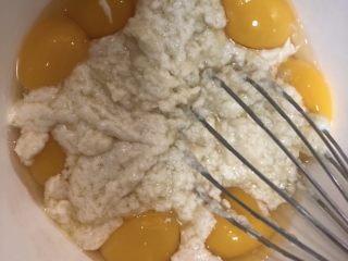 7、软软嫩嫩入口即化的古早蛋糕‼️(抖臀蛋糕⁉️),再与蛋黄搅拌均匀,依然用Z字形手法搅拌。