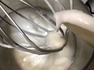 9、软软嫩嫩入口即化的古早蛋糕‼️(抖臀蛋糕⁉️),厨师机打蛋白,蛋白里放入白醋,分三次加木糖醇(或者白砂糖)打到湿性发泡就可以,像图中那样有弯弯的尖角。