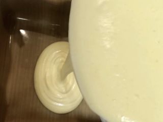 10、软软嫩嫩入口即化的古早蛋糕‼️(抖臀蛋糕⁉️),蛋白与蛋黄糊翻拌均匀(跟戚风蛋糕翻拌手法一样的),倒入模具中(我的模具铺了油布方便后续脱模)