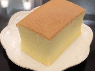 14、软软嫩嫩入口即化的古早蛋糕‼️(抖臀蛋糕⁉️),完美的高度~(这里说一个小技巧,蛋糕出炉后放凉一些再切,切的时候用开水把蛋糕刀浇一下擦干,这样刀是热的,切出来的截面会很整齐)