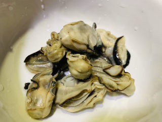 8、爆炒生蚝,这是取下的蚝肉；