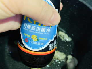 12、爆炒生蚝,加酱油；