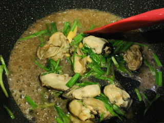 17、爆炒生蚝,如果太干，加点点水；