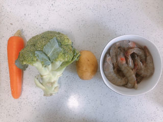 1、四川冒菜,准备好一些自己喜欢的菜。