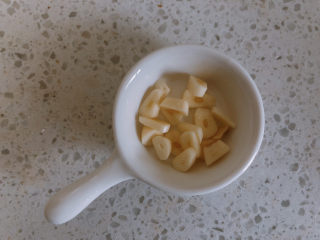 5、四川冒菜,把大蒜切片备用。