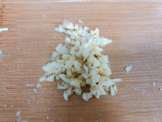 6、四川冒菜,把姜切末备用。