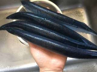 1、干煎秋刀鱼,秋刀鱼清洗干净