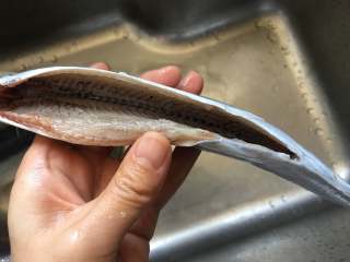 2、干煎秋刀鱼,秋刀鱼开肚子，然后肚内全部处理干净沥干备用，