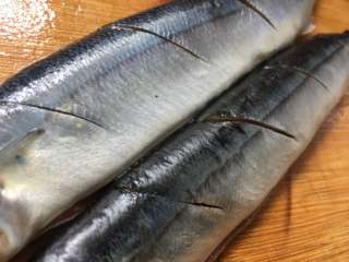 3、干煎秋刀鱼,在秋刀鱼的两侧切斜刀，待会儿腌制比较的入味。