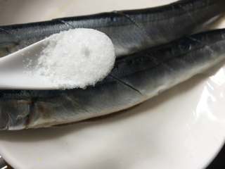 4、干煎秋刀鱼,加入少许的盐