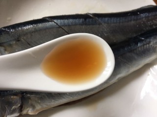 5、干煎秋刀鱼,适量的料酒