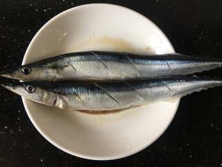 6、干煎秋刀鱼,肚子里再放入一些柠檬碎腌制30分钟。柠檬主要去腥，味道也更好。