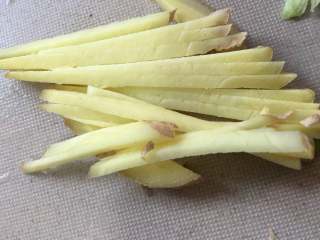 7、干煎秋刀鱼,准备适量的姜丝