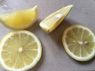 8、干煎秋刀鱼,半个柠檬切片备用