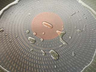 9、干煎秋刀鱼,锅里翻入少许的油