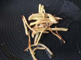 11、干煎秋刀鱼,姜丝煎至金黄捞出不要