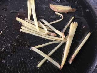 10、干煎秋刀鱼,加入姜丝