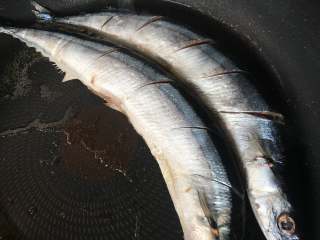 12、干煎秋刀鱼,放入秋刀鱼，小火慢煎就好