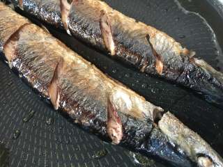 13、干煎秋刀鱼,一面煎至2分钟再翻面，鱼皮会完整漂亮