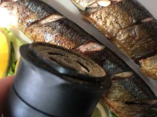 14、干煎秋刀鱼,出锅前撒入少许的黑胡椒。你也可以根据自己的喜好撒入孜然粉都是别有一番风味