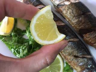 15、干煎秋刀鱼,吃的时候挤上柠檬汁