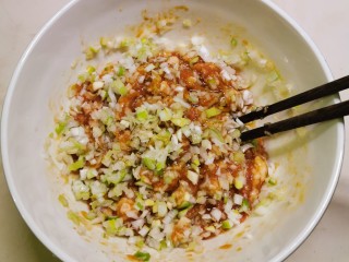 2、云吞面,肉糜加入生鸡蛋 生抽一汤匙 十三香粉 芝麻油 葱切碎 蚝油 盐2克  搅拌成肉馅