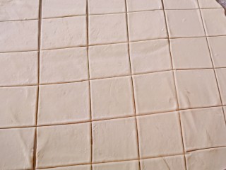 3、云吞面,面饧好后  檊成大薄片  切小块