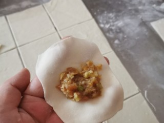 4、云吞面,取一片 包上馅料