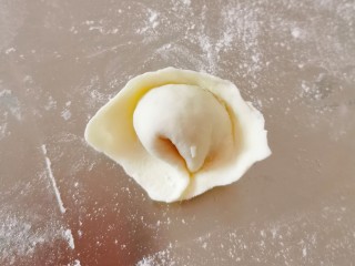 5、云吞面,两角对折  两端捏紧  一个云吞就包好了