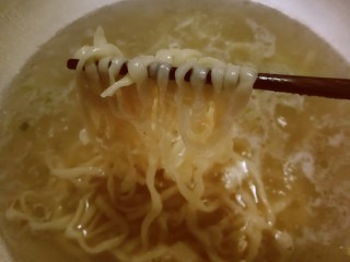 9、云吞面,排骨汤倒入汤锅中 烧开  放入面条煮至8分熟