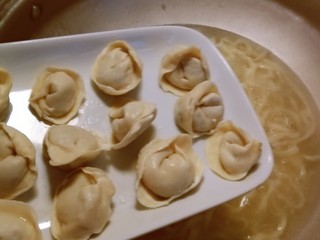 10、云吞面,放入云吞