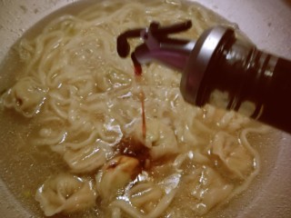 11、云吞面,倒入一汤匙生抽 