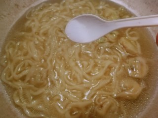 12、云吞面,面条和云吞完全熟了 放入盐