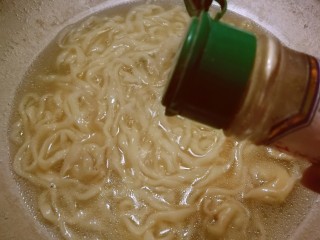 13、云吞面,放入胡椒粉 