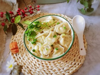 18、云吞面,趁热放入香菜叶增香