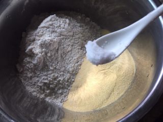 2、深夜食堂之煎饼果子,加入一小勺的盐,搅拌下;