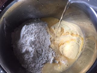 3、深夜食堂之煎饼果子,加入水,边加边搅拌,慢慢加;