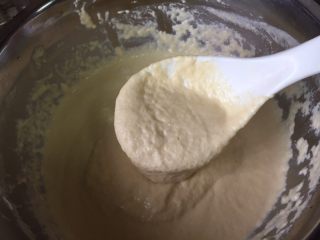 4、深夜食堂之煎饼果子,搅拌成面糊,不要太厚,也不能太稀;