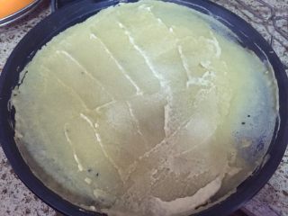 6、深夜食堂之煎饼果子,用铲子摊平,不要太厚,薄点会脆点;