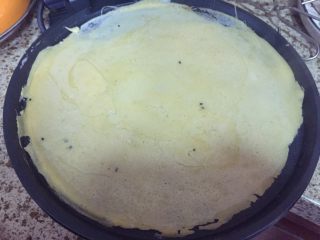 7、深夜食堂之煎饼果子,待面糊凝固,翻面;