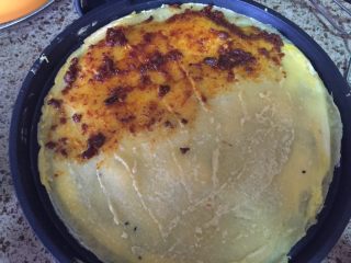 11、深夜食堂之煎饼果子,在面饼上,一端抹上酱,我用六月鲜的,喜欢这个味道;