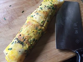 14、深夜食堂之煎饼果子,取出,对半切开,就可以了;