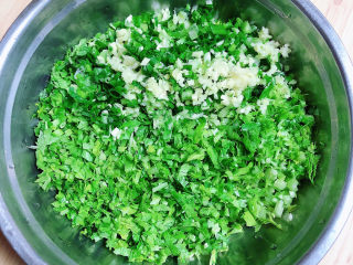 1、酸辣馄饨,准备好芹菜芯、切碎待用，姜蒜切成末放入盆中。