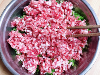 2、酸辣馄饨,将肉馅放入盆中。