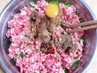 3、酸辣馄饨,放入盐、蚝油、生抽、花椒粉、十三香，鸡蛋、鸡精。