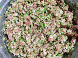 4、酸辣馄饨,将肉馅顺时针搅拌均匀待用。