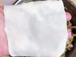 5、酸辣馄饨,准备好馄饨皮，一碗清水。