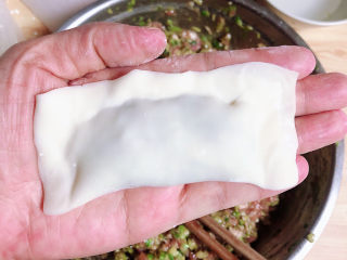 7、酸辣馄饨,将面皮对折掐紧。